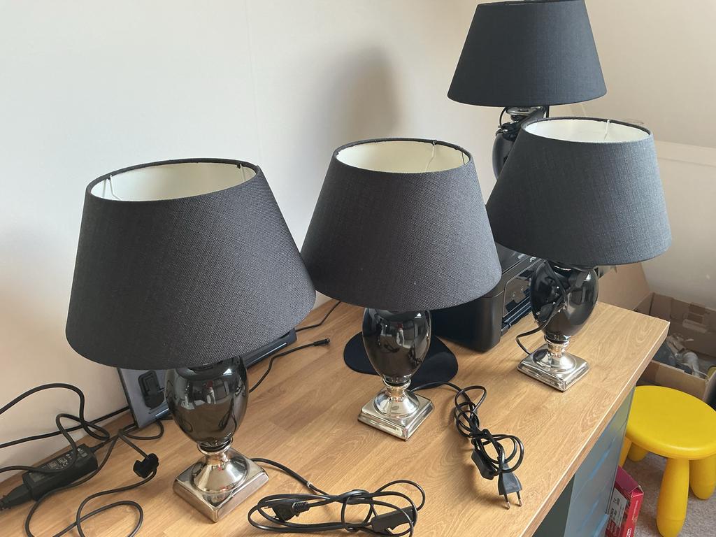 4 schemerlampen zwarte kap Nu ophalen voor 35,00 alle vier, Huis en Inrichting, Lampen | Tafellampen, Gebruikt, Minder dan 50 cm