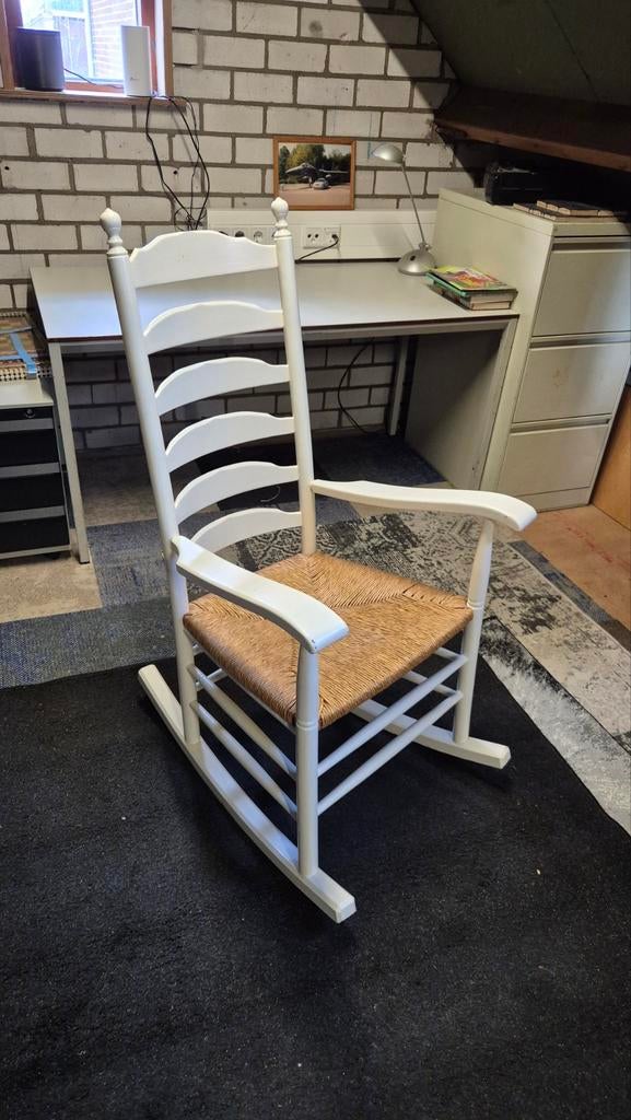 Zo goed als nieuwe witte schommelstoel met rieten zitting, Huis en Inrichting, Stoelen, Ophalen, Wit, Hout, Zo goed als nieuw