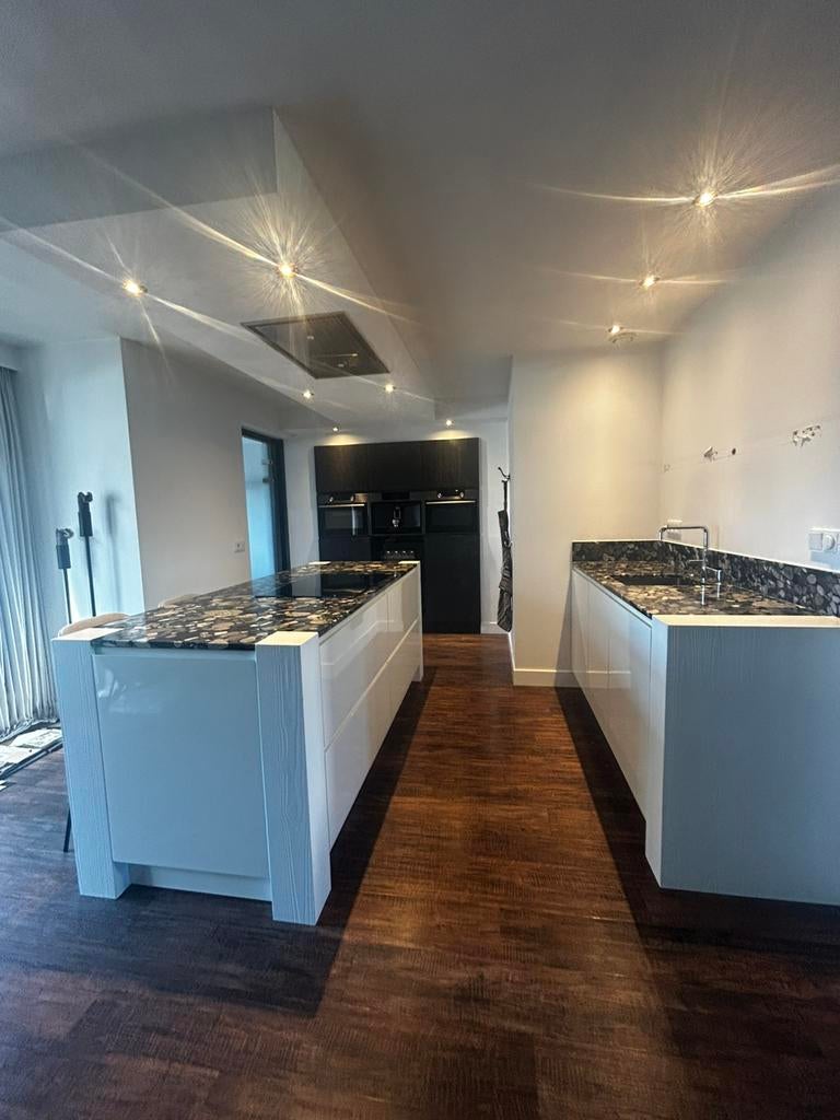 Nette keuken met kookeiland, Ophalen