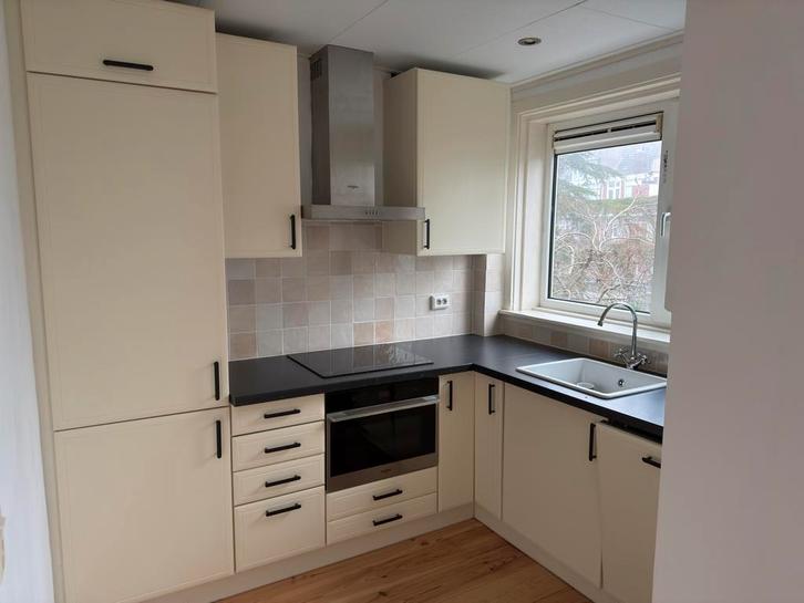 Keuken met inductie en vaatwasser, Huis en Inrichting, Keuken | Complete keukens, Gebruikt, Hoekkeuken, Crème, Kunststof, Ophalen