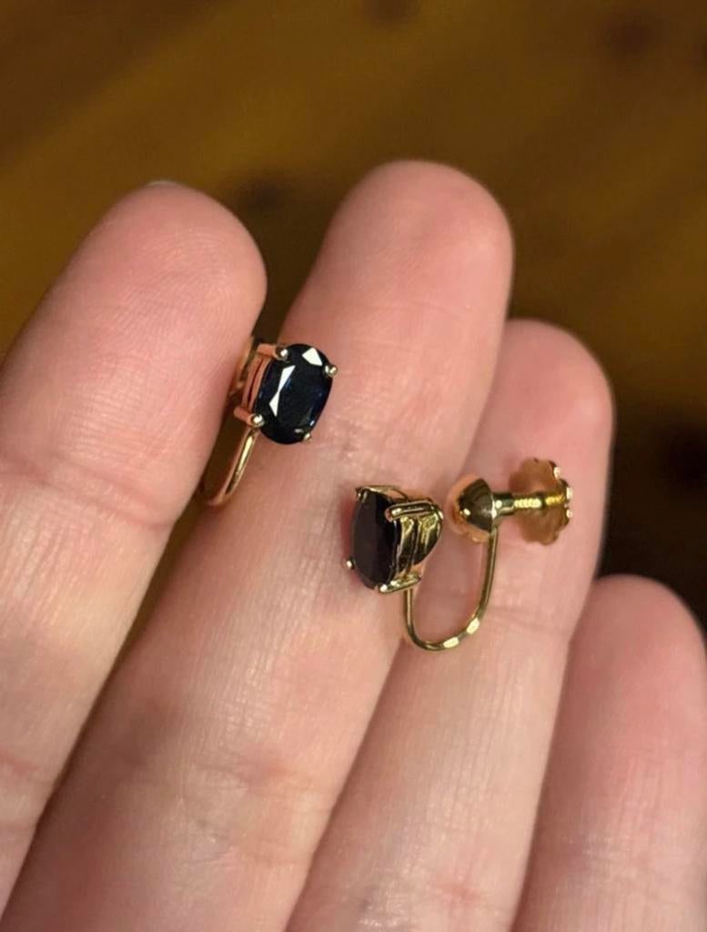 Vintage 14 karaat geelgouden schroef oorbellen met saffier, Sieraden, Tassen en Uiterlijk, Oorbellen, Zo goed als nieuw, Met edelsteen
