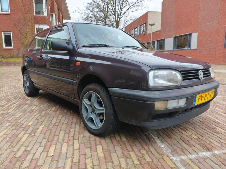 Volkswagen Golf 1.8 GL 66KW E2 1994 paars, Auto's, Volkswagen, Particulier, Golf, Lichtmetalen velgen, Radio, Benzine, Euro 1