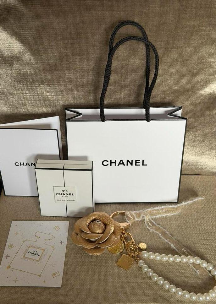 Chanel no 5 miniatuur edp & camelia sleutelhanger no5 charm, Ophalen of Verzenden, Nieuw, Miniatuur, Gevuld