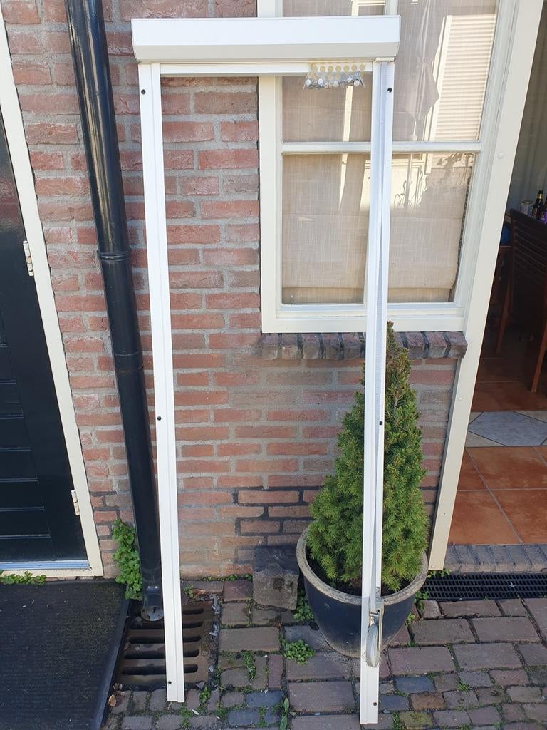 Screens wit met beige handbediend, Doe-het-zelf en Verbouw, Rolluiken, Ophalen, Gebruikt, Minder dan 100 cm, Wit