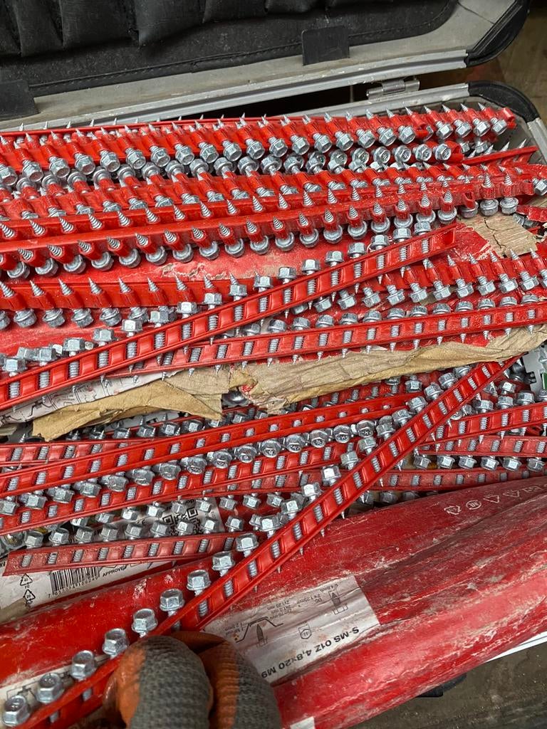 Kistje vol hilti schroeven nieuw heel veel metaal, Ophalen of Verzenden, Zo goed als nieuw