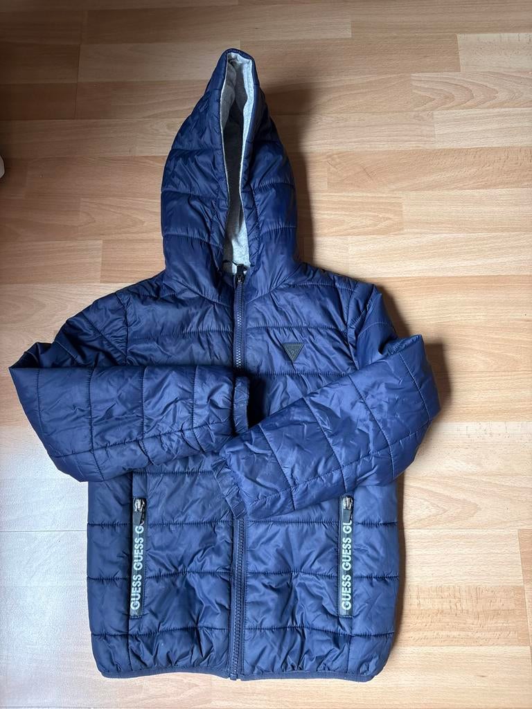 Guess mooie donkerblauwe puffer tussen jas mt 128 ZGAN, Ophalen of Verzenden, Zo goed als nieuw, Jongen, Jas