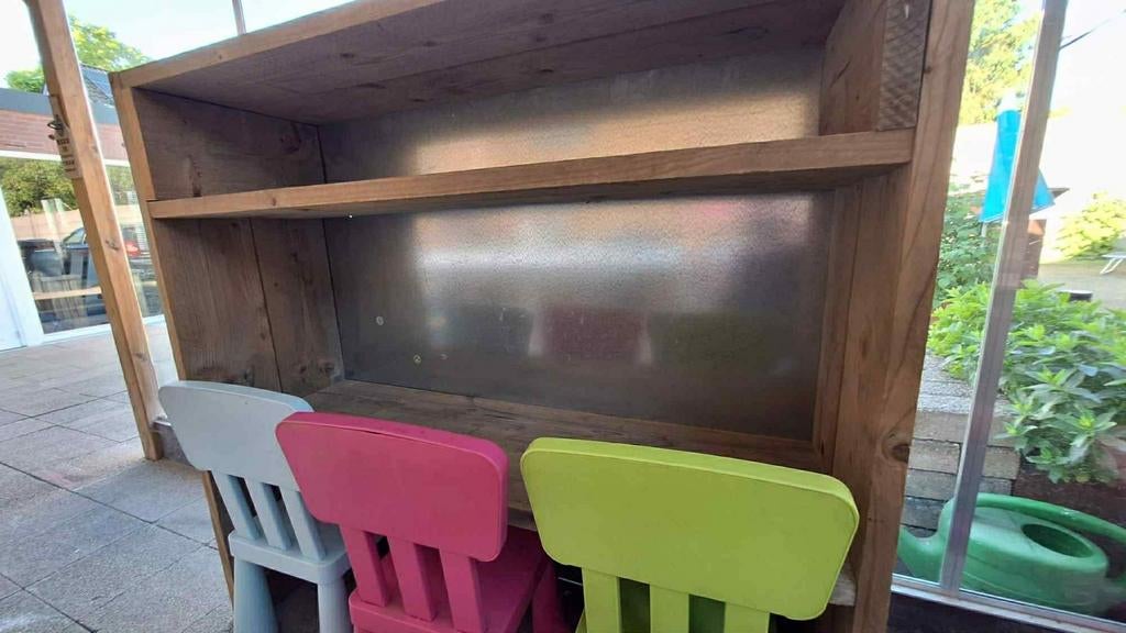 Houten kast met metalen achterwand, speeltafel, knutsel, Met plank(en), Gebruikt, 100 tot 150 cm, Robuust, Speels