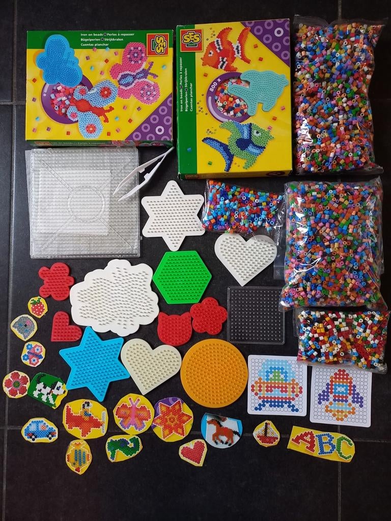 Grote hoeveelheid strijkkralen met toebehoren, Ophalen of Verzenden