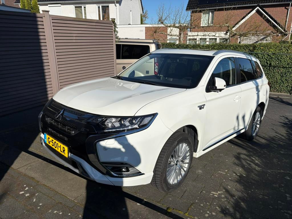 Prachtige Mitsubishi Outlander 2.4 Phev Intense+ alle opties, Auto's, Automaat, Outlander, Zwart, 4 cilinders