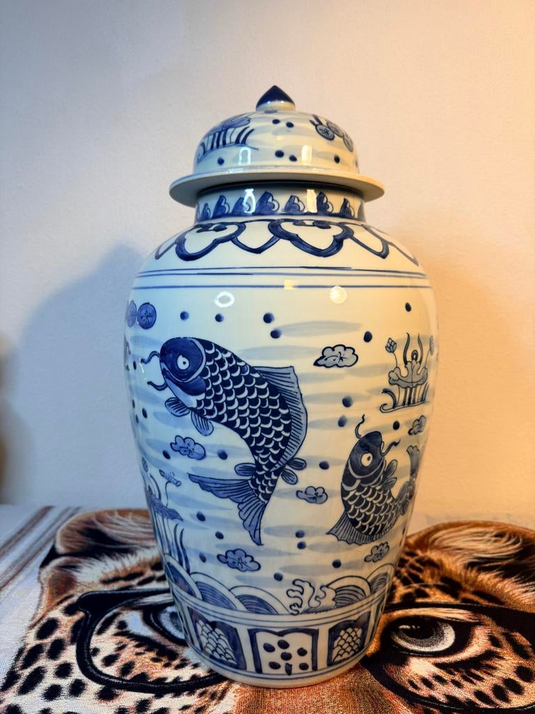 Jingdezhen blauw-witte tempelpot met vissen en lotus, Ophalen of Verzenden