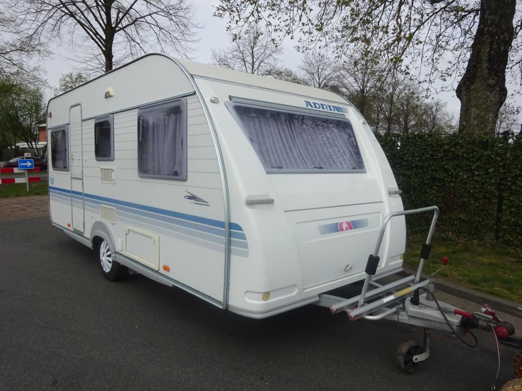 Adria Adora 472 Enkele Bedden + Mover, Caravans en Kamperen, Overige typen, Rondzit, Bedrijf, Schokbreker