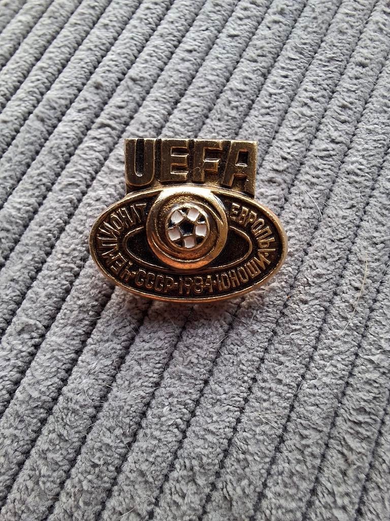 Vintage UEFA Speldje - Voetbal Souvenir 1984, Verzamelen, Speldjes, Pins en Buttons, Ophalen of Verzenden, Gebruikt, Sport