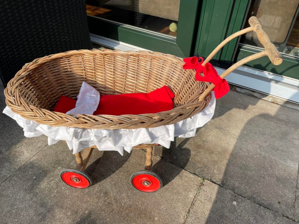 Vintage poppenwagentje, Kinderen en Baby's, Speelgoed | Poppen, Ophalen of Verzenden, Zo goed als nieuw, Babypop