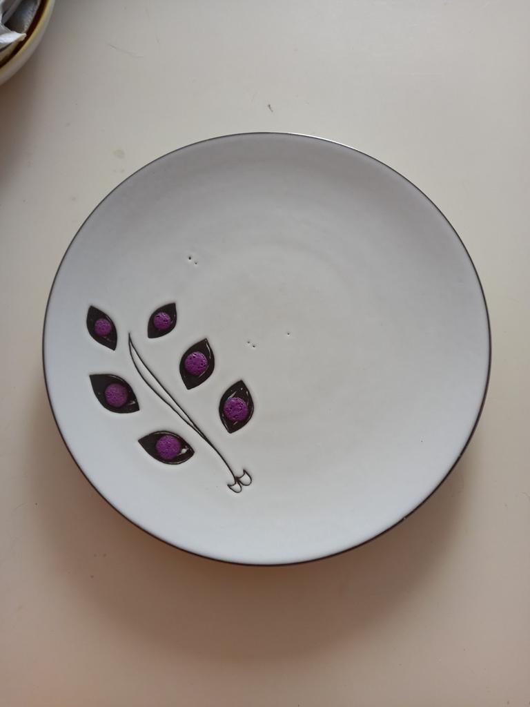 Mooi groot origineel vintage plat bord met paarse blaadjes, Ophalen of Verzenden, Zo goed als nieuw