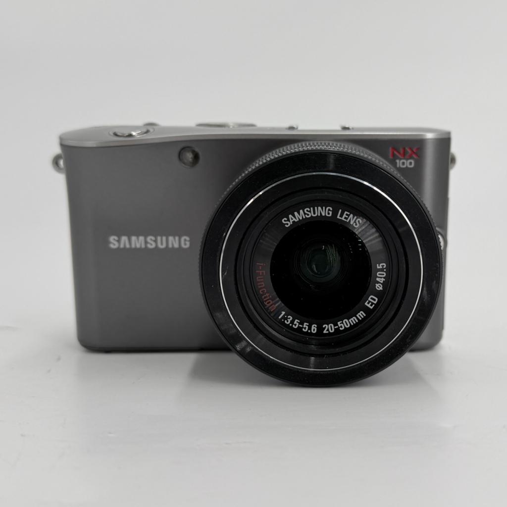 Samsung NX100 Systeemcamera + 20–50mm f/3.5–5.6 ED Lens, Audio, Tv en Foto, Fotocamera's Digitaal, Samsung, Zo goed als nieuw
