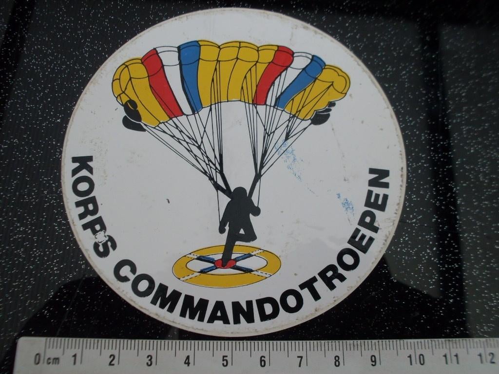 sticker korps commando troepen logo embleem parachute, Verzamelen, Verzenden, Zo goed als nieuw, Bedrijf of Vereniging