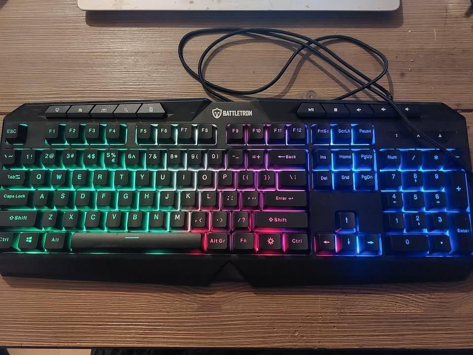 A1	Battletron toetsenbord, Computers en Software, Toetsenborden, Gaming toetsenbord, Ophalen of Verzenden, Zo goed als nieuw, Qwerty