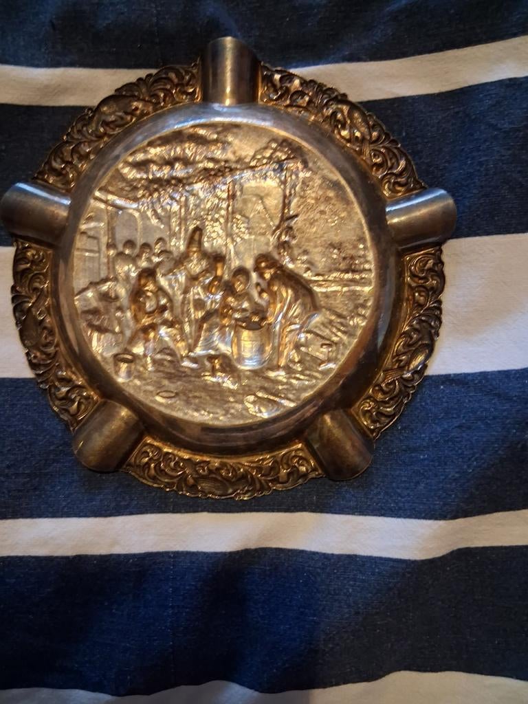 Vintage metalen asbak met reliëf decoratie, Antiek en Kunst, Antiek | Overige Antiek, Ophalen of Verzenden
