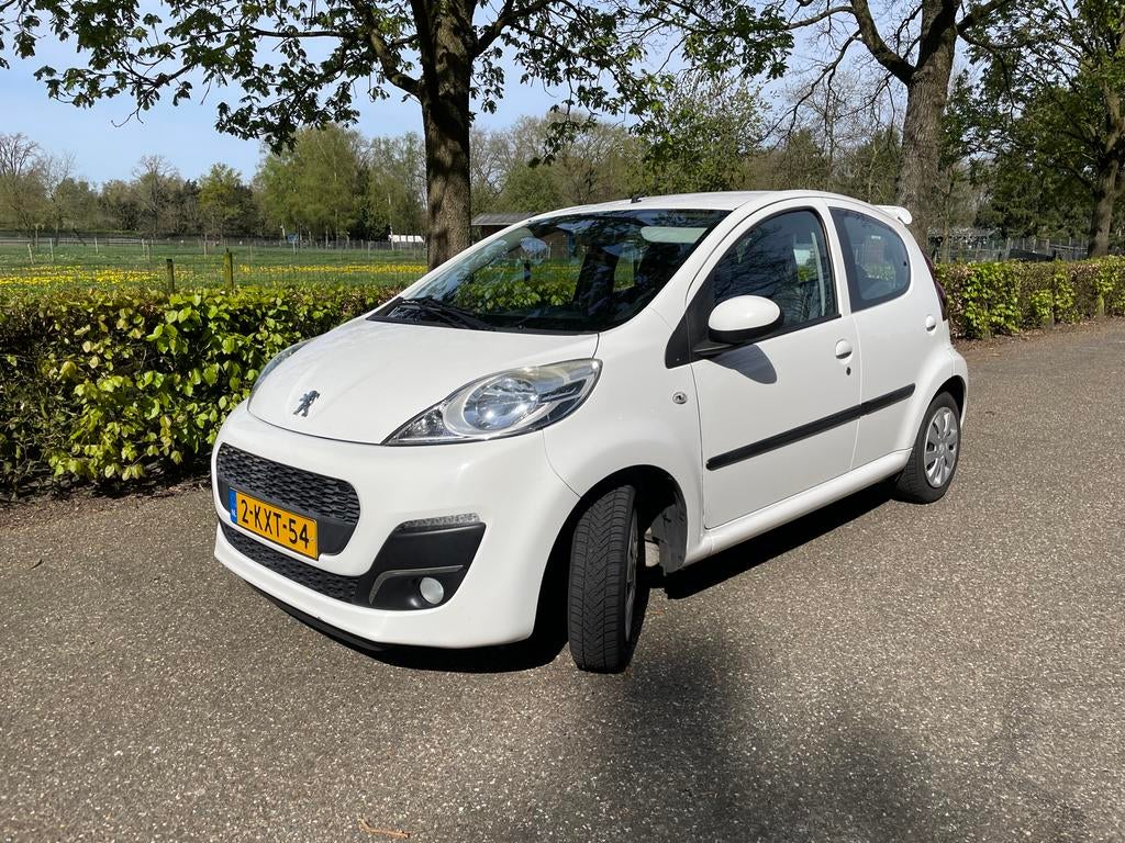 Peugeot 107 1.0 12V 5DR 2-TRONIC 2013 Wit, Auto's, Peugeot, Particulier, ABS, Airbags, Airconditioning, Centrale vergrendeling
