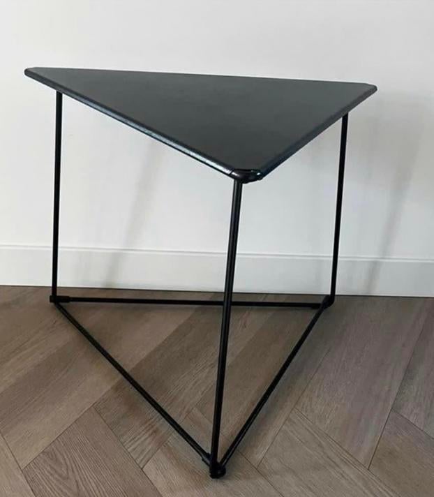 Vintage driehoekige bijzettafel "Oti", Huis en Inrichting, Tafels | Bijzettafels, Zo goed als nieuw, Overige vormen, 45 tot 60 cm