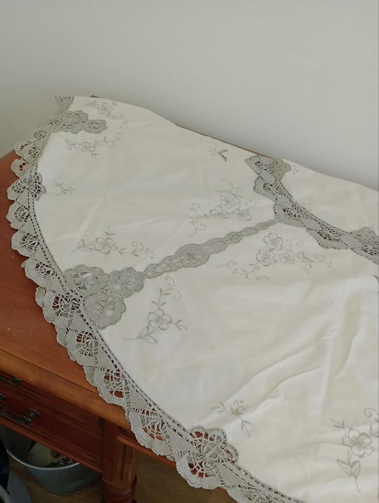 Prachtig wit tafelkleed met grijs kant en borduursel, Ophalen of Verzenden, Zo goed als nieuw, Rechthoek