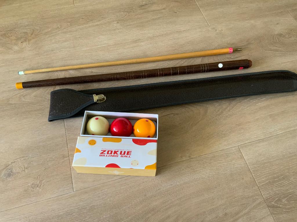Billiard set: ballenset en keu in hoes, Sport en Fitness, Biljarten en Poolen, Ophalen of Verzenden, Gebruikt, Keu of Ballen