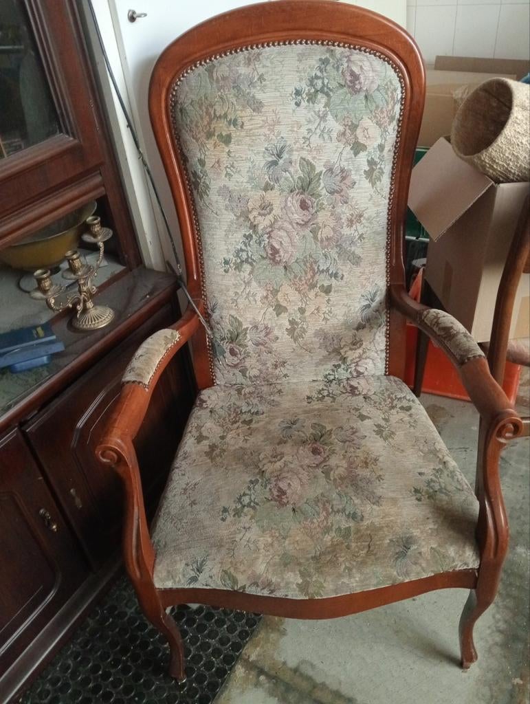 klassieke fauteuil heeft houten frame., Ophalen