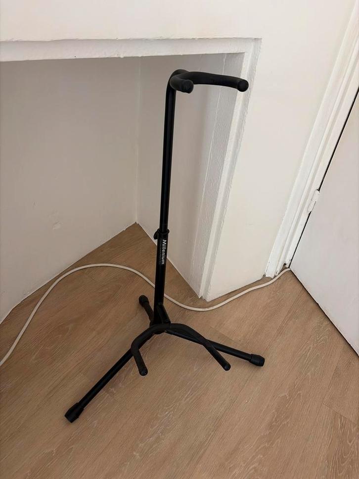 Millennium Gitaarstandaard Flexibel - Zwart opvouwbaar, Muziek en Instrumenten, Standaards, Gebruikt, Instrumentstandaard, Gitaar