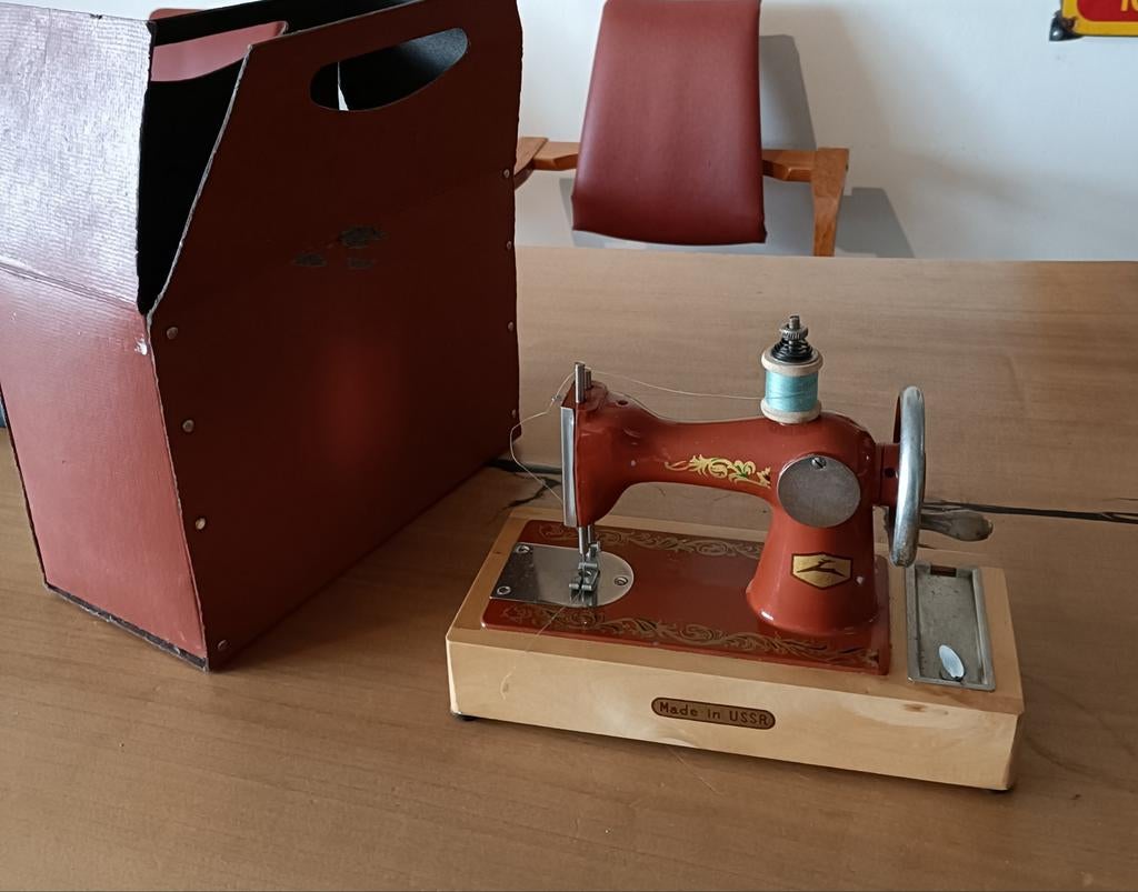 Vintage Kinder Naaimachine USSR met Kartonnen Tasje, Ophalen of Verzenden, Gebruikt, Naaimachine, Overige merken