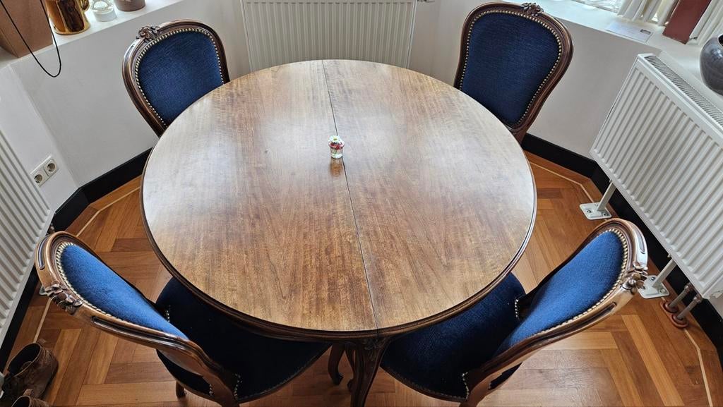Mooie Ronde Tafel ø 110 cm met 4 met Wol Beklede Stoelen, Antiek en Kunst, Ophalen
