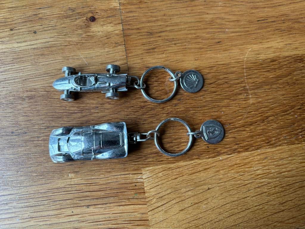 Twee Ferrari sleutelhangers, Verzamelen, Sleutelhangers, Ophalen of Verzenden, Zo goed als nieuw, Transport