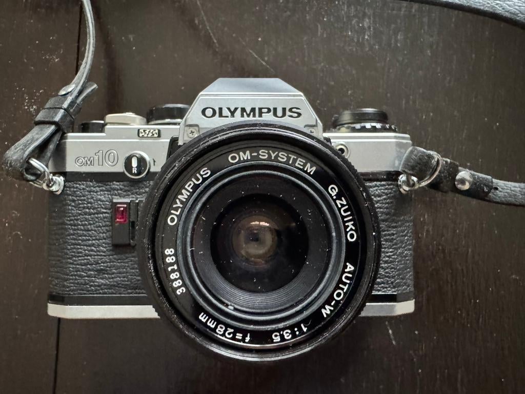 Olympus OM 10 body; 2 x lens;f= 28mm ;f= 50mm; flitser Agfa, Ophalen of Verzenden, Gebruikt, Spiegelreflex, Olympus
