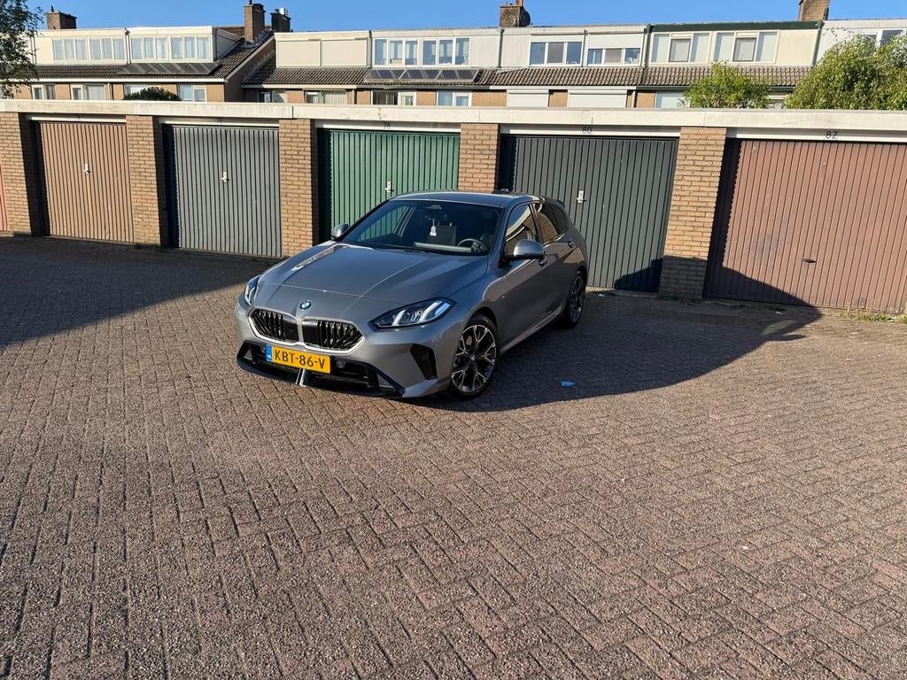 BMW 1-Serie 120 150pk Aut 2024 Grijs, 156 pk, Alcantara, Bedrijf, 19 km/l