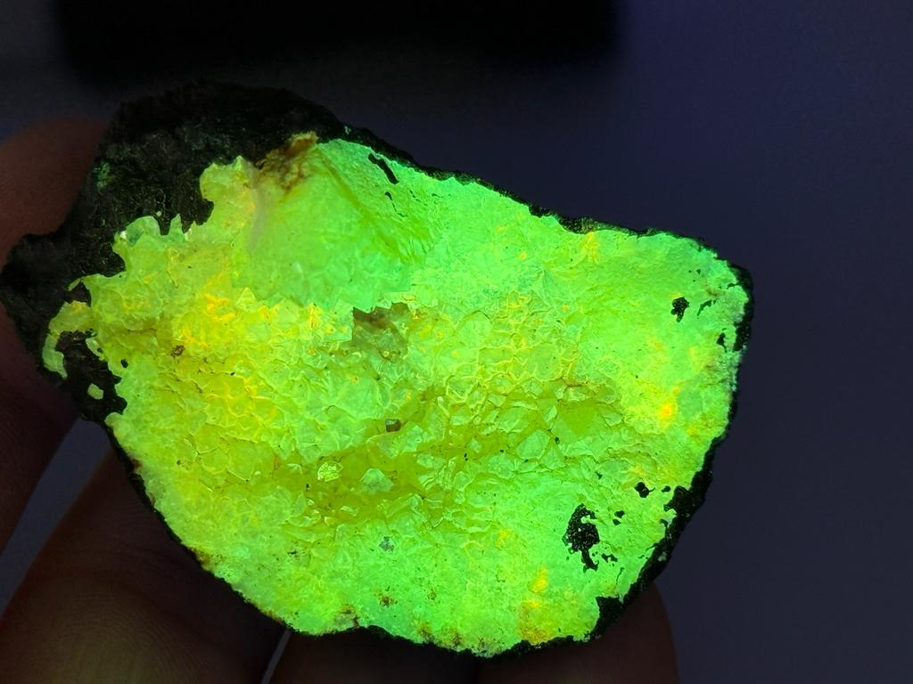 Powerboll geode mineralen fluorescerende UVActief, Ophalen of Verzenden, Mineraal
