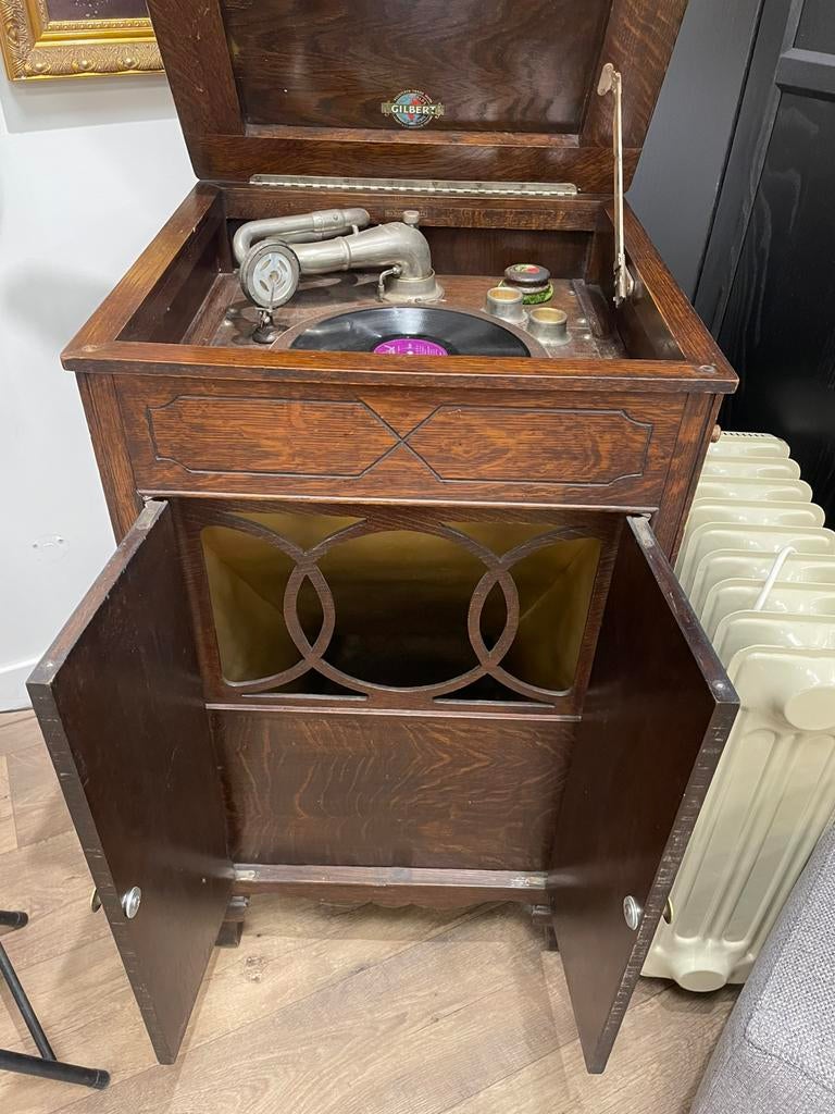 Goedwerkende antieke draaitafel in meubel., Antiek en Kunst, Antiek | Tv's en Audio, Ophalen