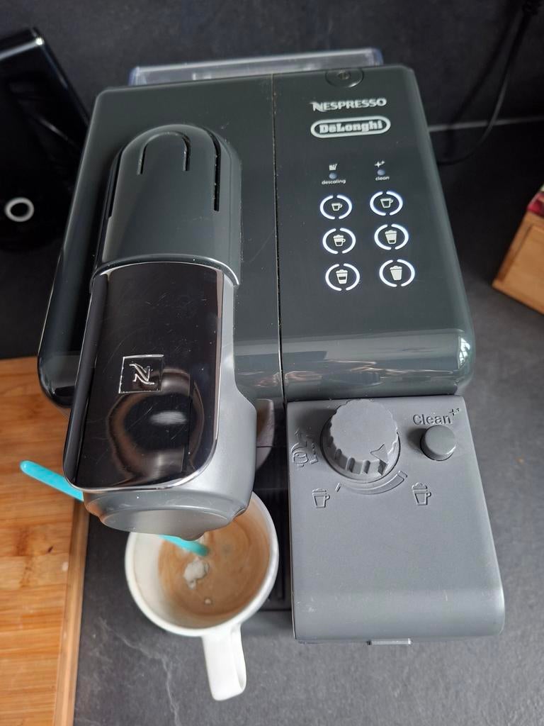 DeLonghi Lattissima Touch Nespresso koffieapparaat, Witgoed en Apparatuur, Koffiezetapparaten, Ophalen, Koffiepads en cups, Gebruikt