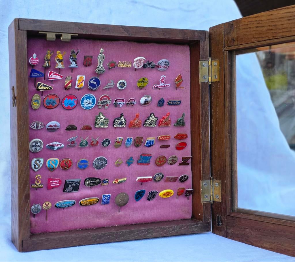 89 fiets merk reclame speldjes in oud kastje oldtimer, Verzamelen, Ophalen of Verzenden, Gebruikt, Overige onderwerpen