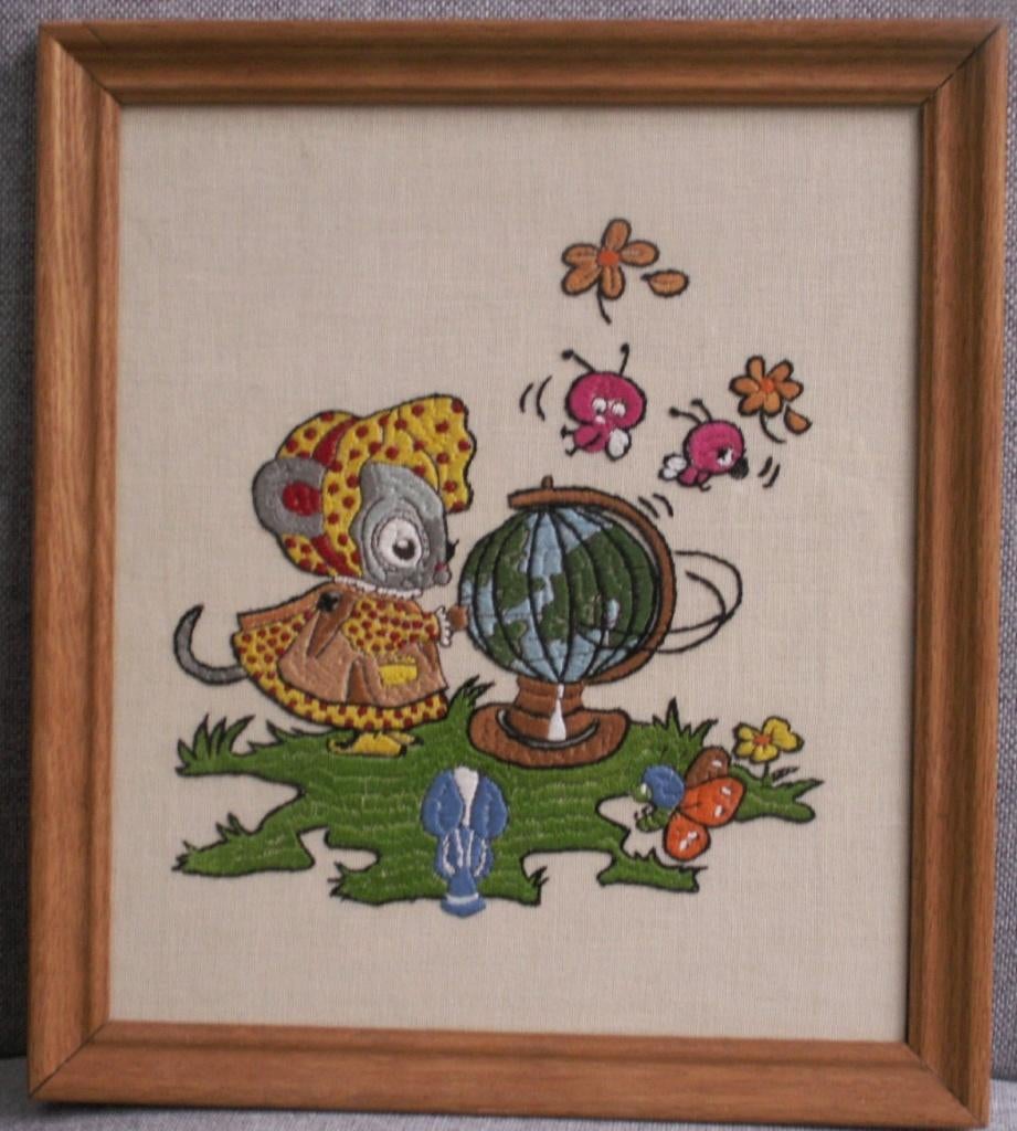 Prachtig geborduurd ingelijst schilderij muisje en wereldbol, Ophalen of Verzenden, Nieuw, Patroon