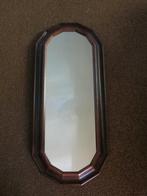 Ovalen spiegel met donkerbruine houten rand. Wandspiegel, Huis en Inrichting, Woonaccessoires | Spiegels, Ophalen, Minder dan 50 cm