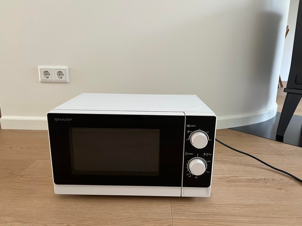 Witte Sharp magnetron - kort gebruikt, Witgoed en Apparatuur, Magnetrons, Gebruikt, Vrijstaand, Magnetron, Minder dan 45 cm, Draaiplateau