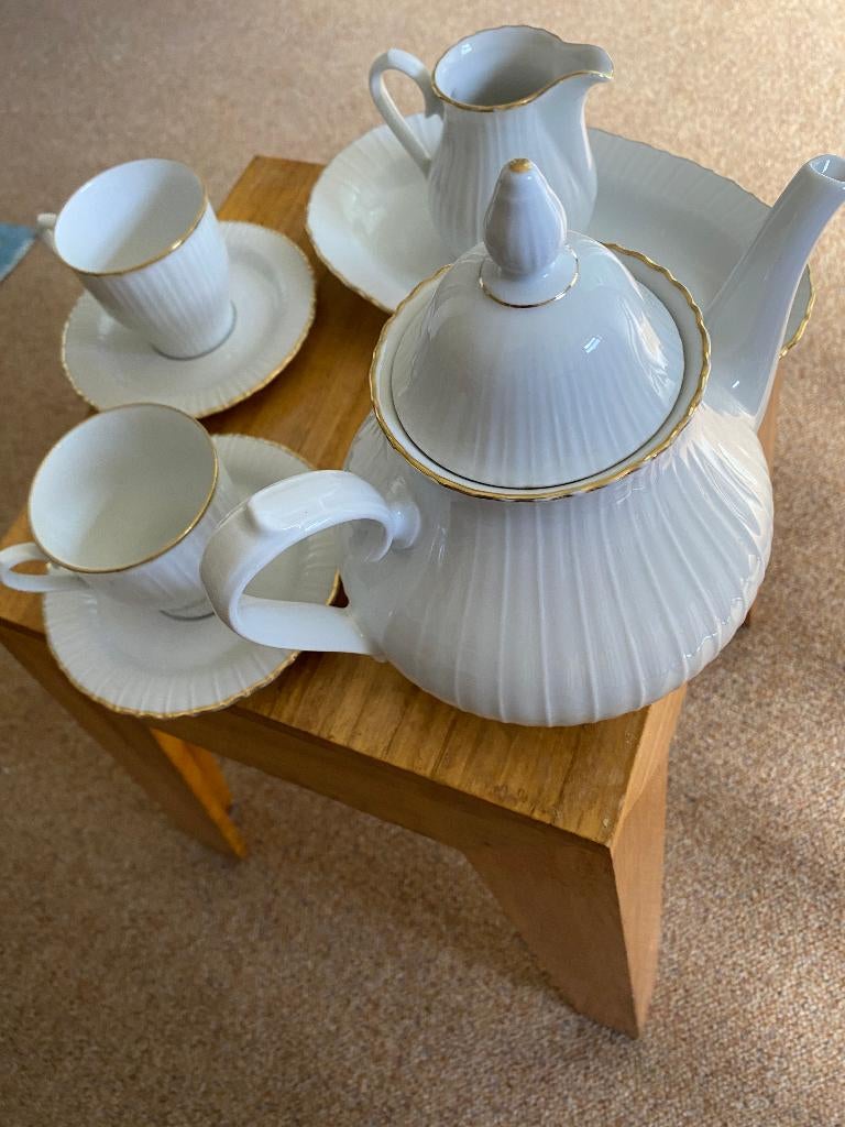 Wit porseleinen thee-set met goudkleurige rand, Antiek en Kunst, Ophalen of Verzenden