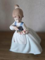 Nao beeldje meisje met bloemen., Ophalen of Verzenden, Gebruikt, Mens