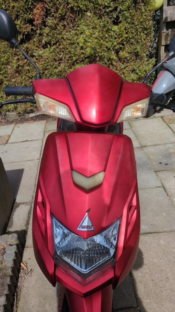 Leuke turbho scooter met een klein mankement. 1300 km, Fietsen en Brommers, Gebruikt, Benzine, Ophalen, Overige merken