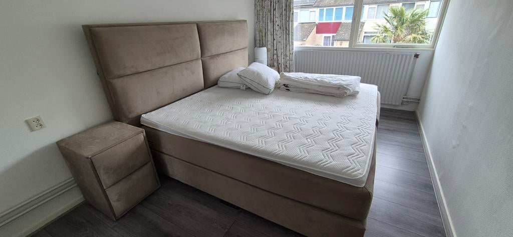 Kingsize bed met greeploze nachtkastjes, Tweepersoons, Ophalen of Verzenden, Zo goed als nieuw, 180 cm