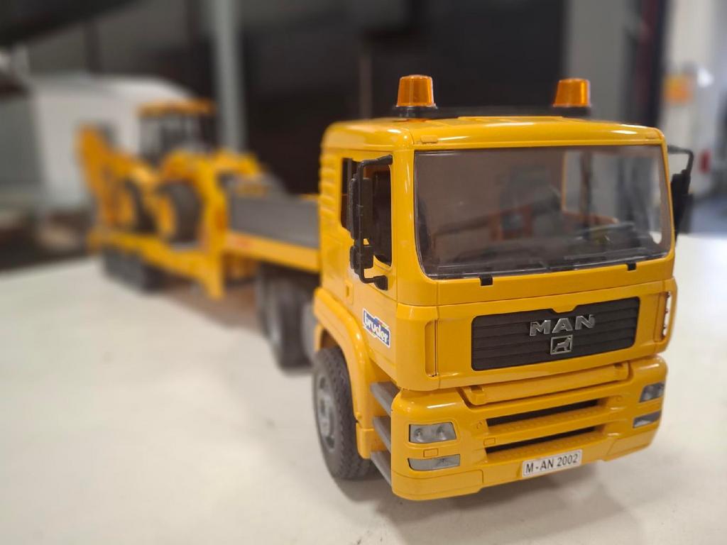 Bruder MAN TGA met Fliegl dieplader en JCB 4CX backhoe, Ophalen of Verzenden, Zo goed als nieuw