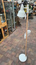 Witte nieuwe vloerlamp met houten poot - Modern design, Ophalen of Verzenden, Zo goed als nieuw, Hout, 150 tot 200 cm