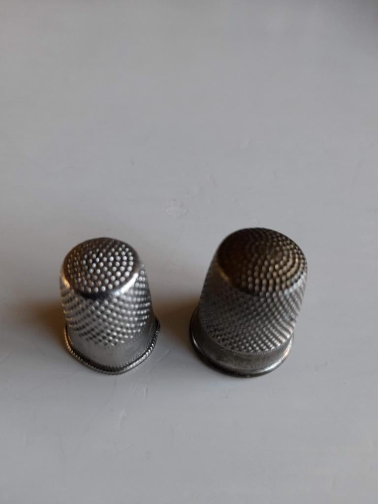 Twee erg oude vingerhoedjes., Verzamelen, Vingerhoedjes, Ophalen of Verzenden, Gebruikt