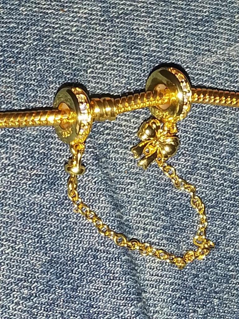 Gouden bedel voor bedelarmband of ketting met strass, Overige merken, Overige materialen, Ophalen of Verzenden, Zo goed als nieuw