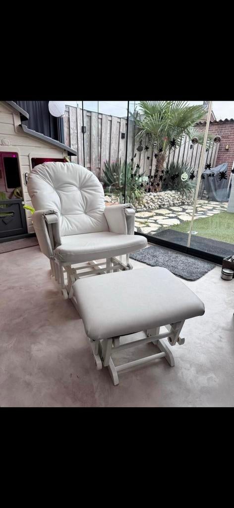 Witte schommelstoel met voetenbankje, Huis en Inrichting, Stoelen, Ophalen, Wit, Zo goed als nieuw, Eén