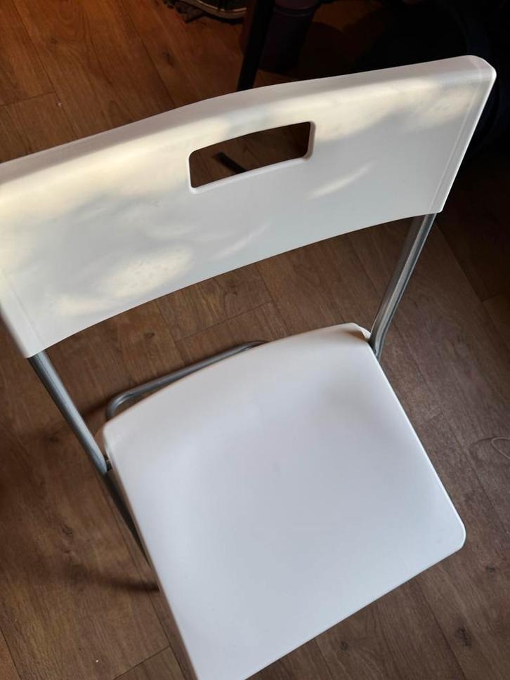 Opklapbare stoel met kussen, Huis en Inrichting, Stoelen, Zo goed als nieuw, Eén, Metaal, Wit, Ophalen